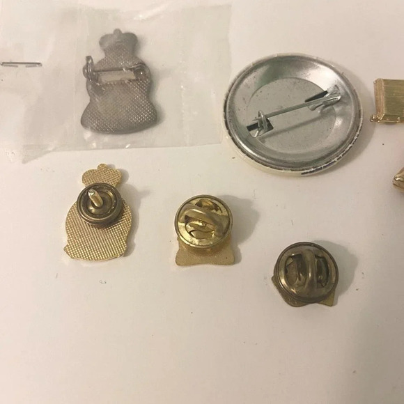 Vintage Lot of 10 Assorted Pins Canada Saskatoon Toronto Police Handcuffs Legion - Picture 5 of 16
